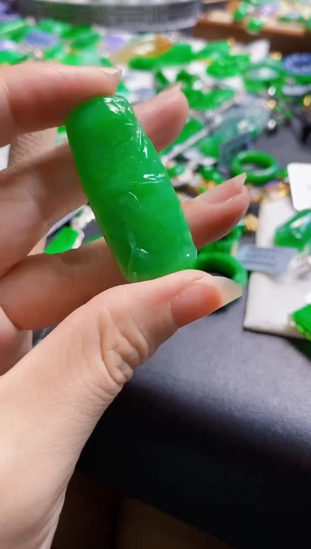 翡翠未镶嵌颈饰竹子