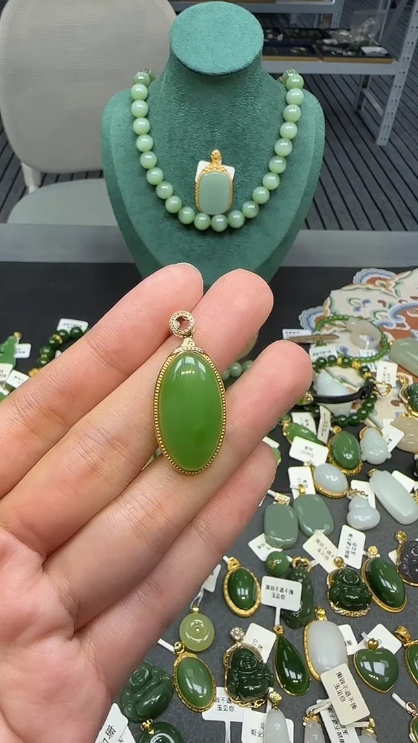 18K金镶嵌和田玉挂件1