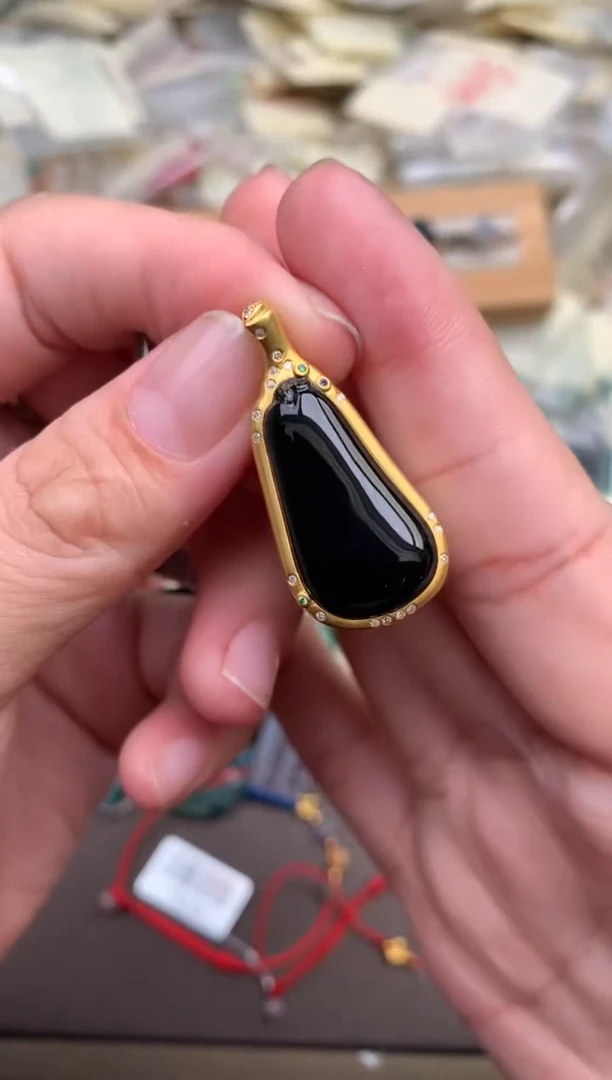 翡翠挂件18K金镶嵌 —