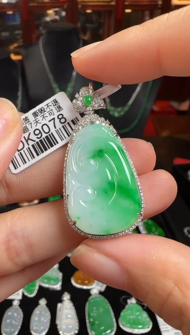 颈饰18K金镶嵌翡翠DK9078如意
