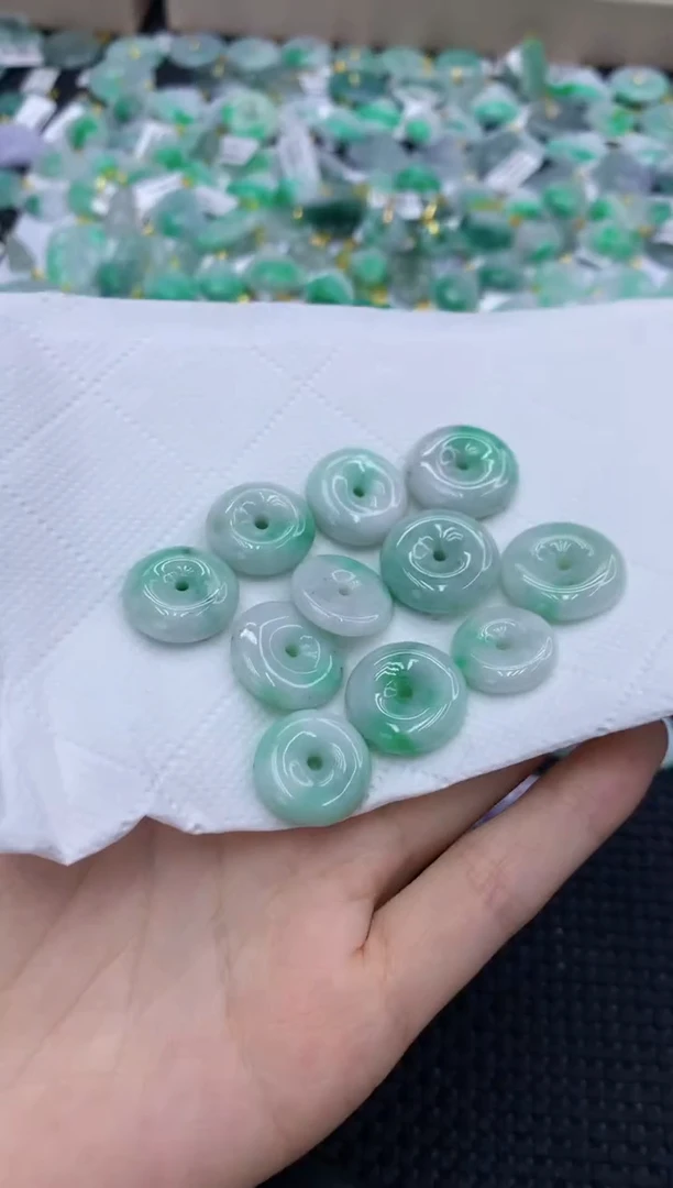 翡翠未镶嵌颈饰多样性发其一