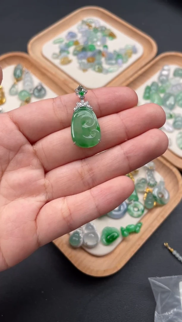翡翠18K金镶嵌吊坠(不含链)一个     P103