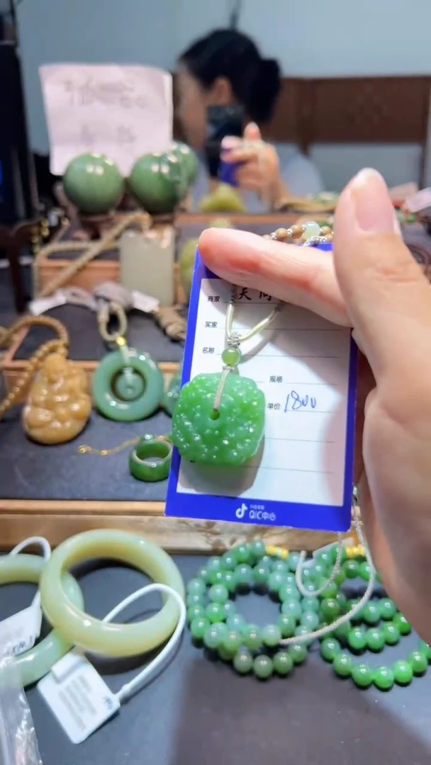 颈饰未镶嵌和田玉（碧玉）1