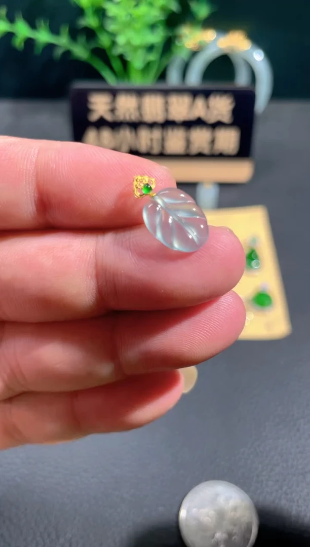 翡翠18K金镶嵌颈饰翡翠