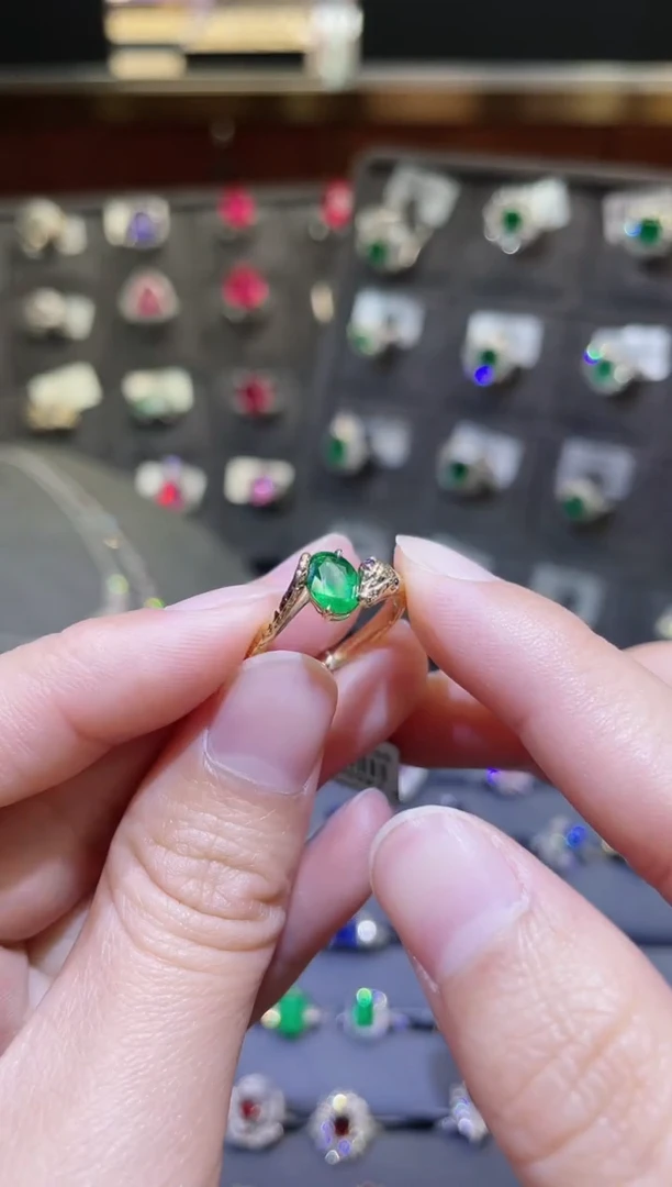 【闪购商品】祖母绿戒指18K金镶嵌定向