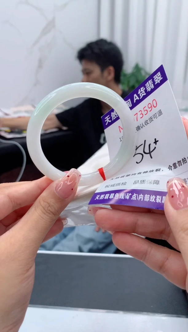 未镶嵌手镯翡翠有纹，完美者勿拍