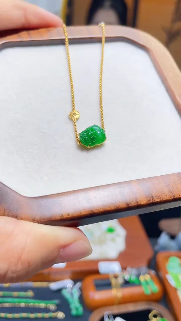 颈饰18K金镶嵌翡翠假一赔三