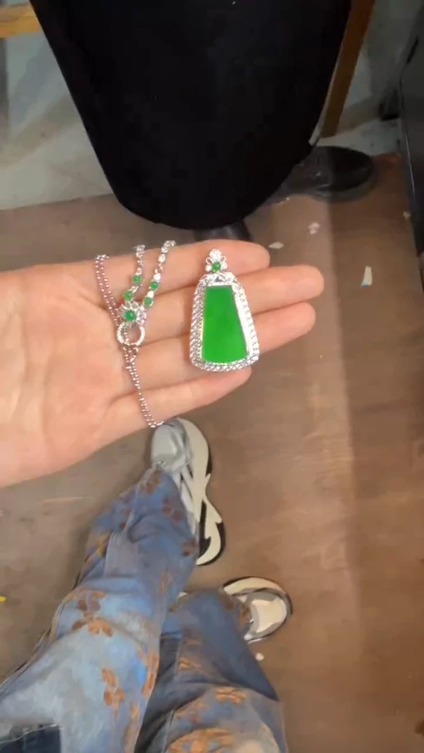 未镶嵌定制翡翠翡翠A货有轻微色差属于正常现象，吊坠多样性发货1