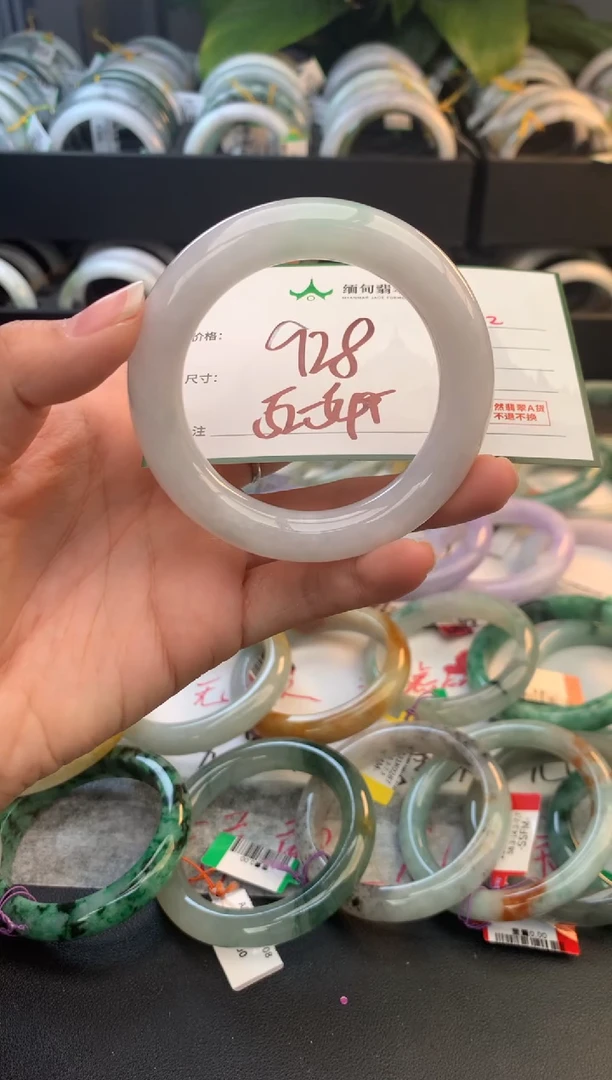 未镶嵌定制翡翠毛货需精细抛光+多人