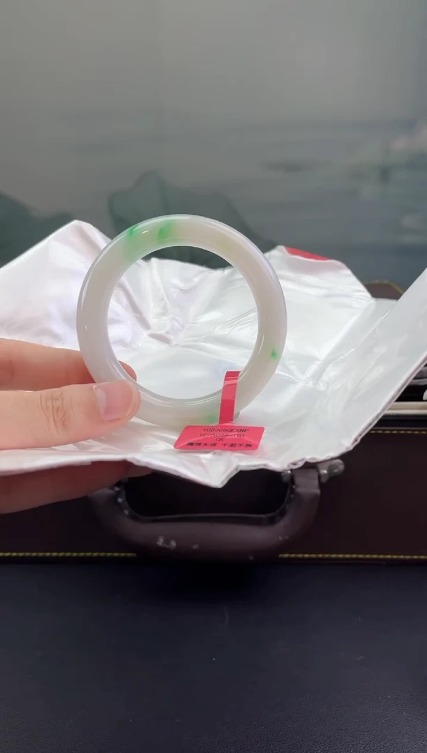 翡翠手镯未镶嵌翡翠手镯