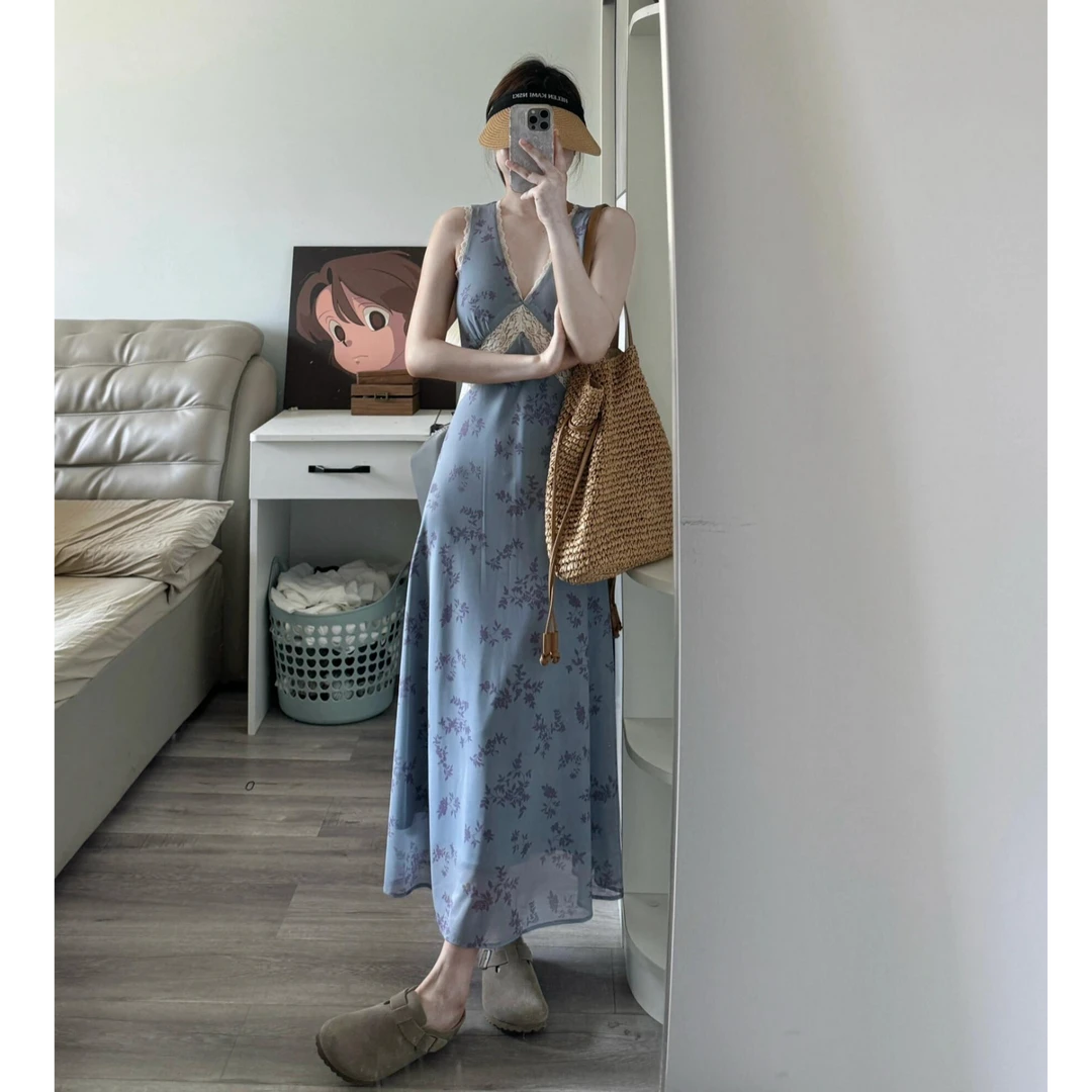 法式蓝色V领蕾丝拼接碎花连衣裙女夏季气质修身收腰a字背心长裙子