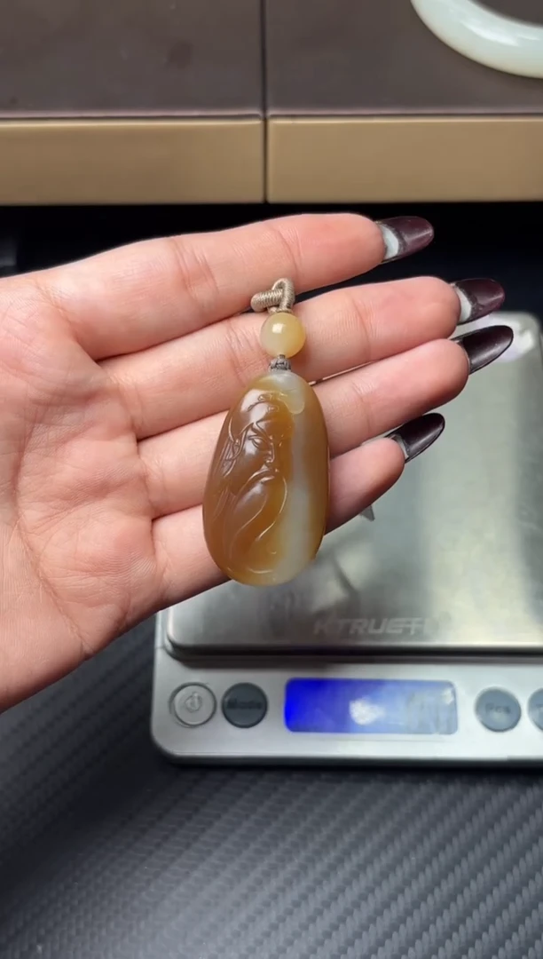 吊坠(赠链)未镶嵌和田玉若羌微色差吊坠