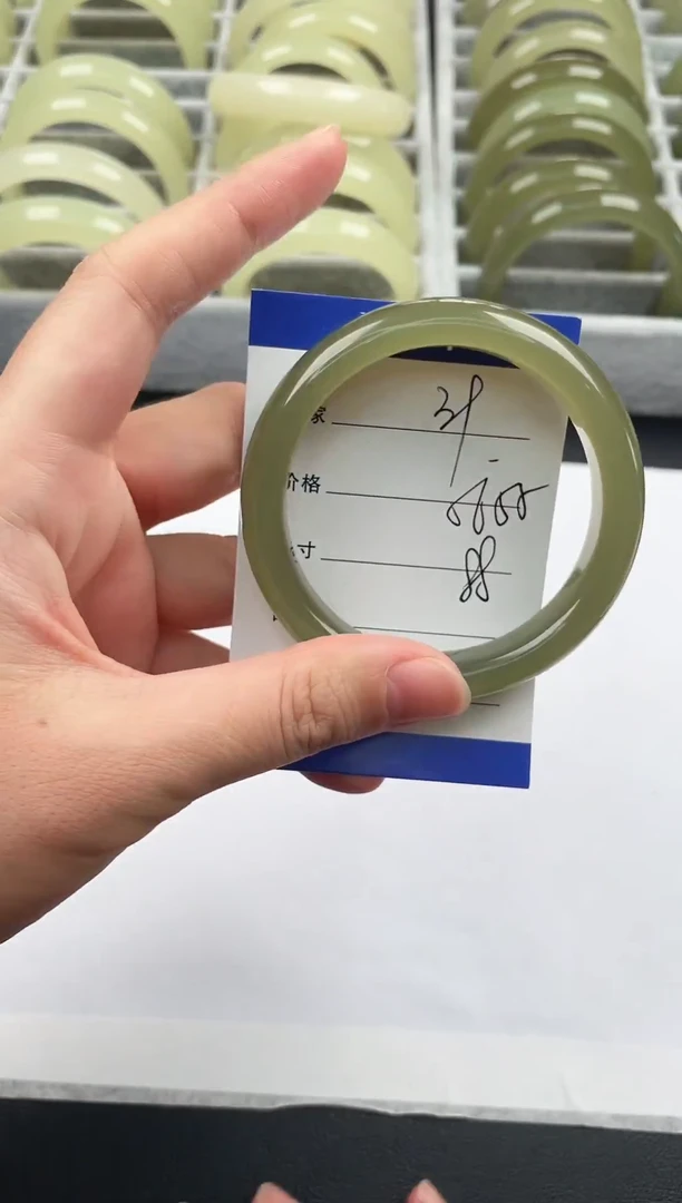 未镶嵌手镯石英质玉湖水绿