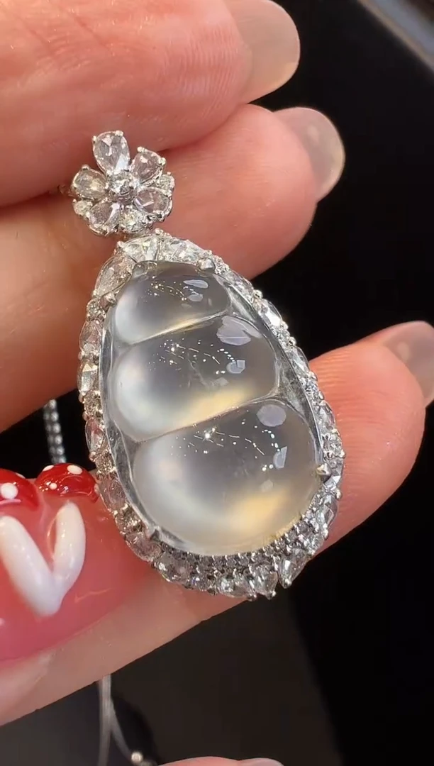 颈饰18K金镶嵌翡翠吊坠