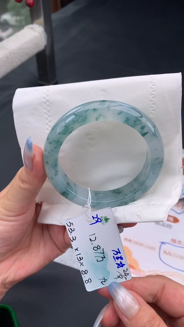 未镶嵌手镯翡翠 自带#送人#，联系客服核对地址~