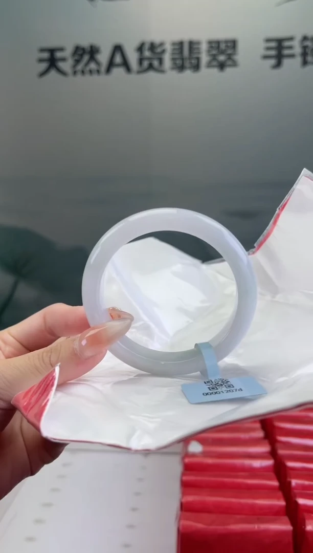 翡翠手镯未镶嵌翡翠手镯