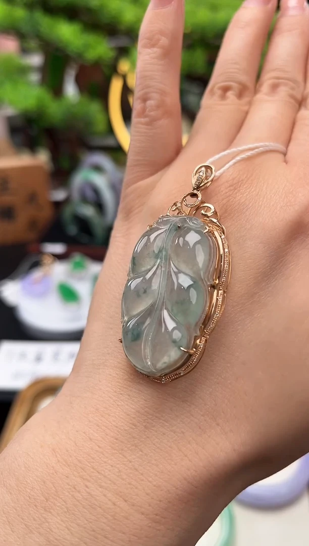 颈饰18K金镶嵌翡翠吊坠