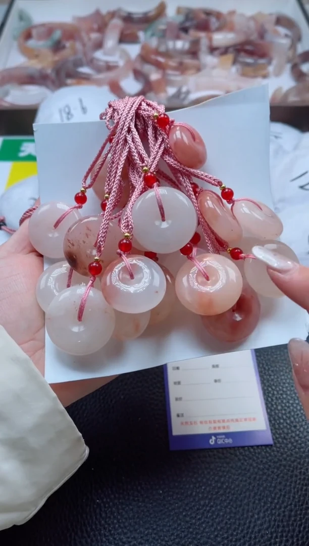 【闪购商品】石英质玉手镯未镶嵌桃花酿平安扣