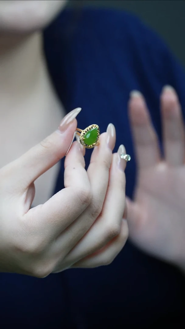 18K金镶嵌戒指和田玉1