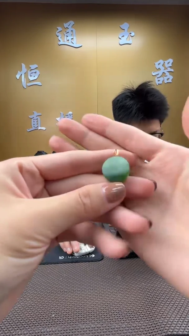 颈饰18K金镶嵌和田玉挂件
