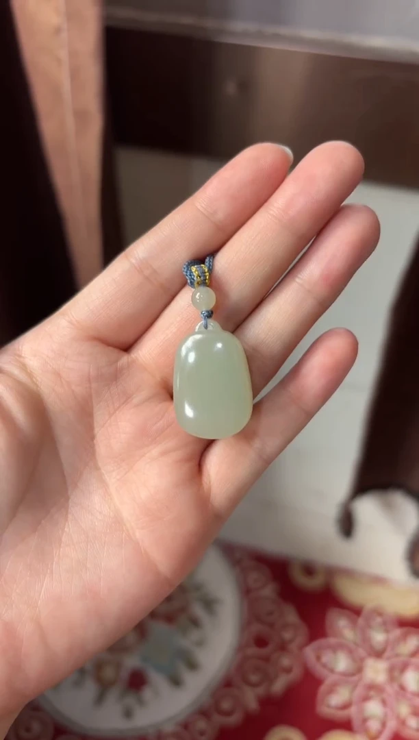 【闪购商品】和田玉吊坠(赠链)未镶嵌且末微色差近矿吊坠