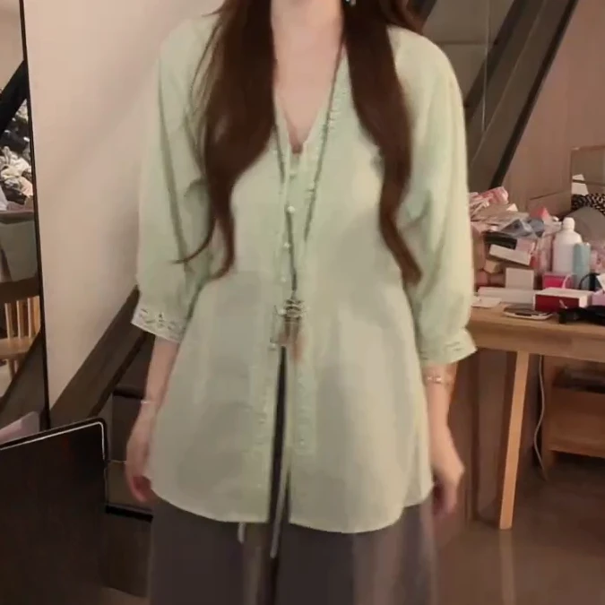 夏季新款宽松百搭清冷气质宽松v领蕾丝衫小衫C5581