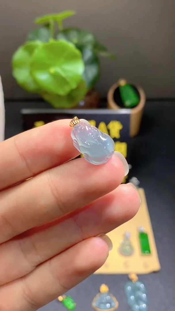 颈饰18K金镶嵌翡翠翡翠A货