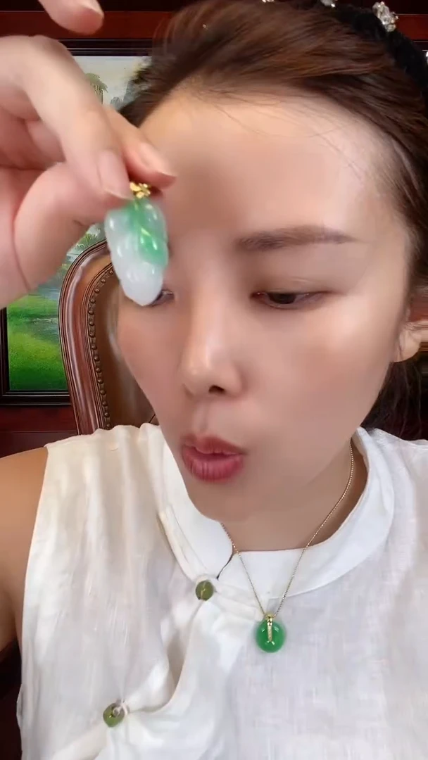 吊坠(赠链)未镶嵌翡翠D24白底青大叶子