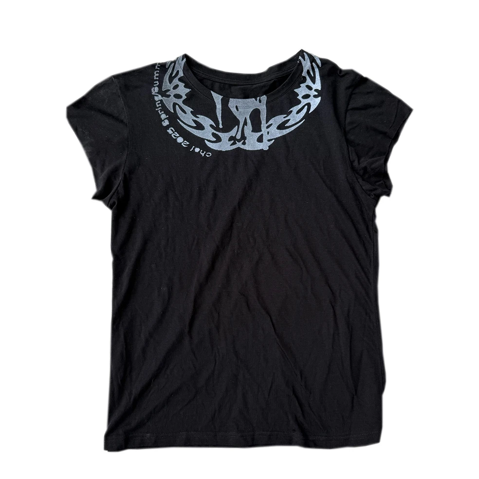 CHAI (拆)25SS 马标印花跨版白墨直喷天丝坎肩飞袖简约修身T恤