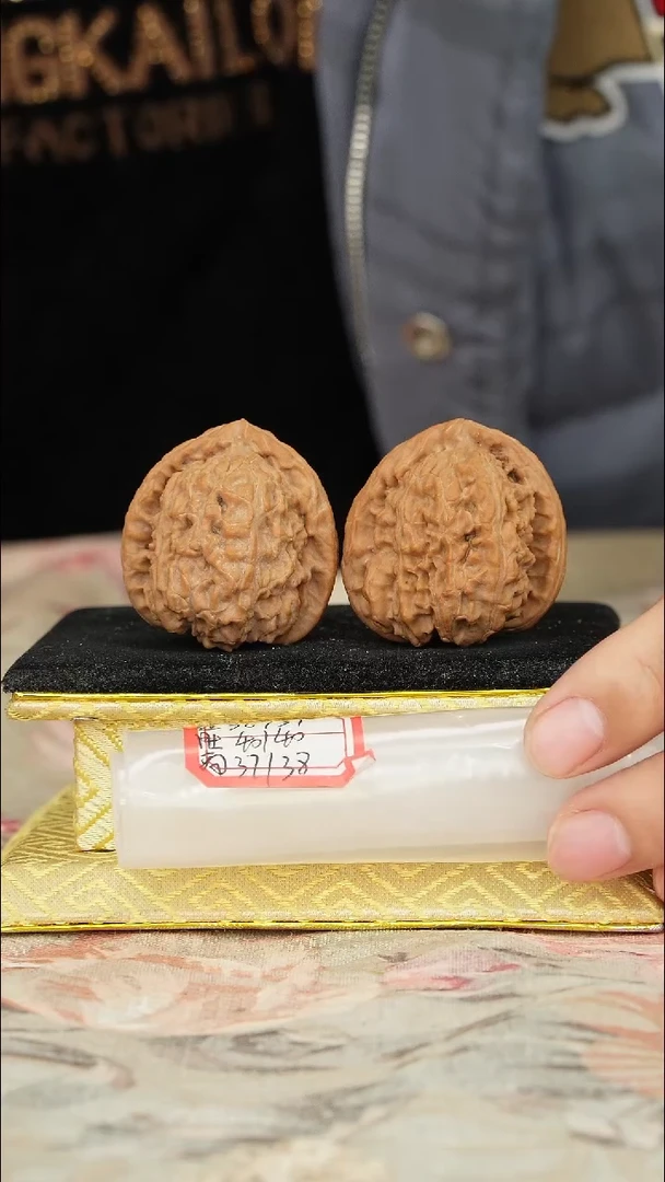 【闪购商品】文玩核桃把件白狮子