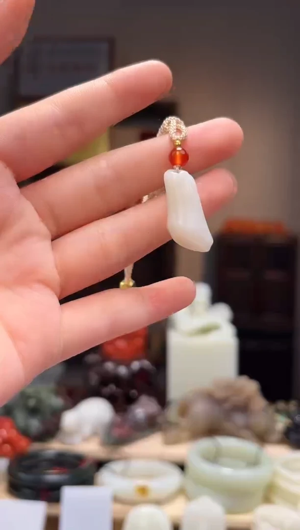 颈饰未镶嵌和田玉吊坠