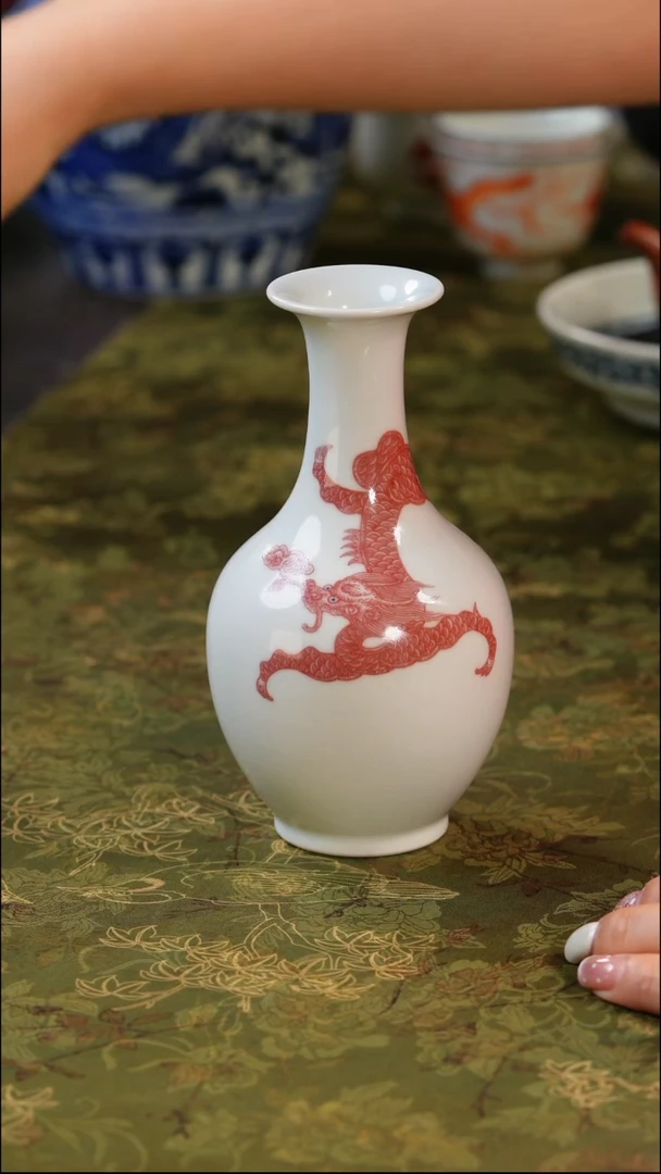其他精品釉里红龙瓶