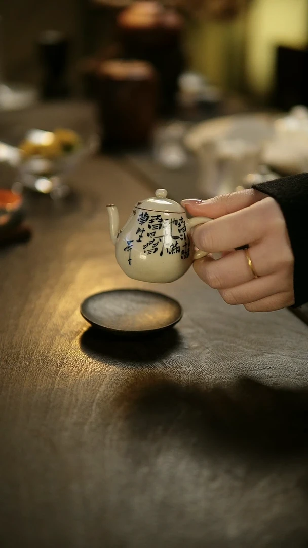 阿眠   一鸣锯钉铜包口青花手绘开片小壶