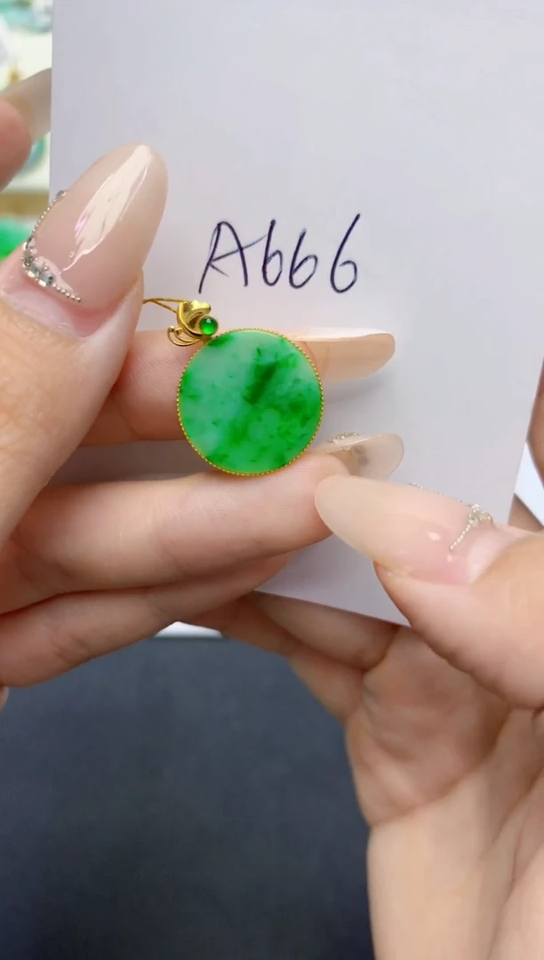 翡翠18K金镶嵌颈饰天然缅甸A货翡翠