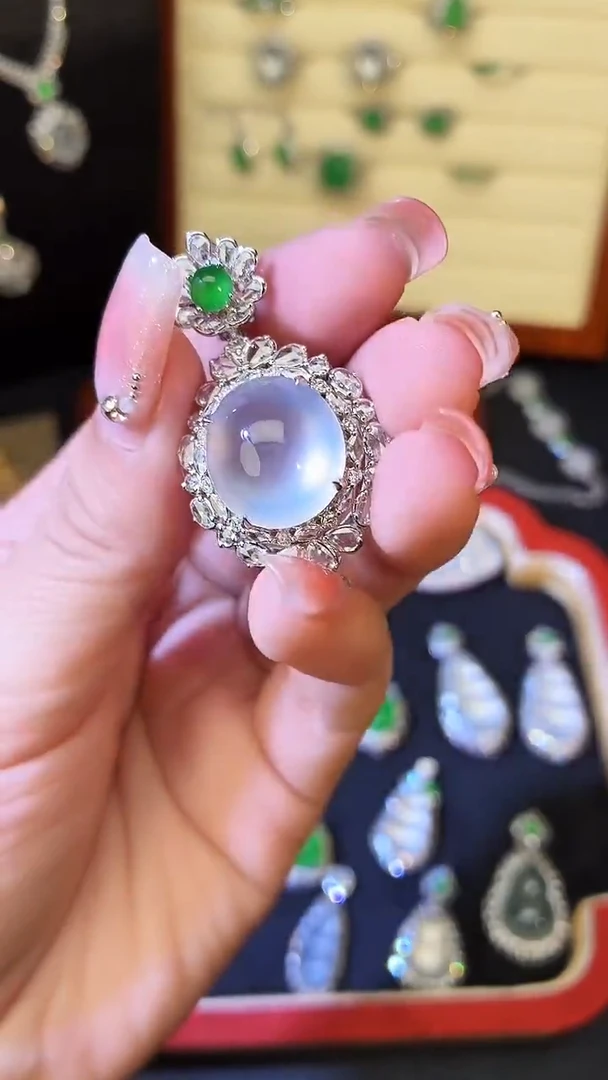 颈饰18K金镶嵌翡翠蛋面