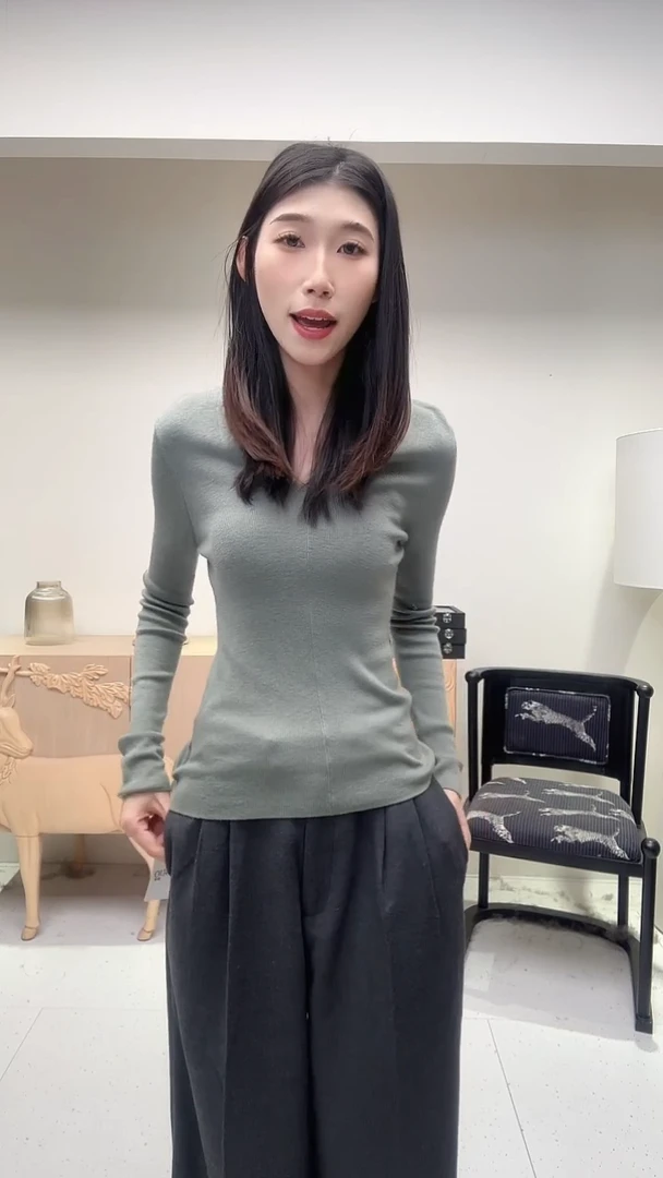 V领小香风修身棕色羊毛打底