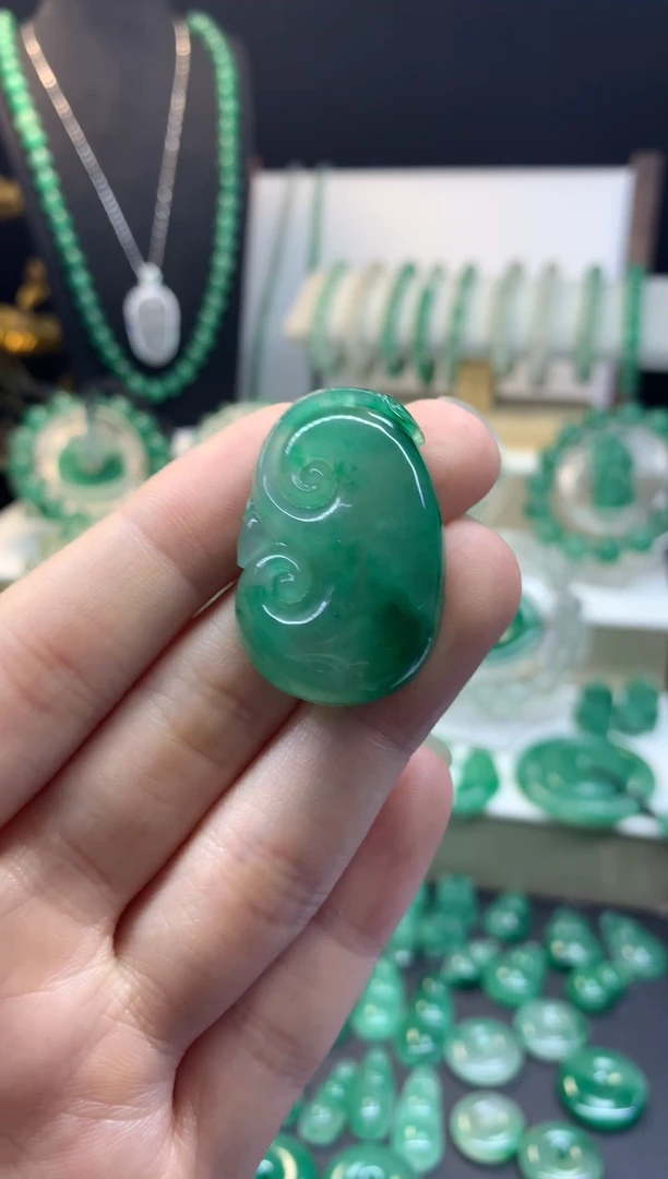 吊坠(不含链)未镶嵌石英质玉（非洲翠）满绿飘花如意