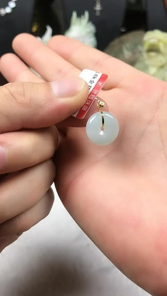 翡翠18K金镶嵌颈饰平安扣