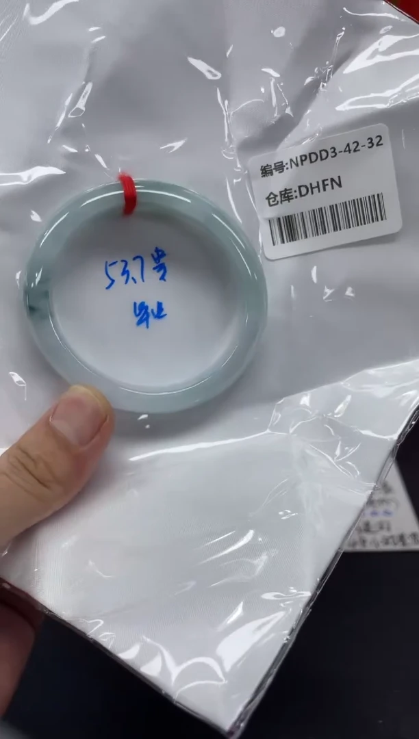 翡翠手镯未镶嵌翡翠手镯