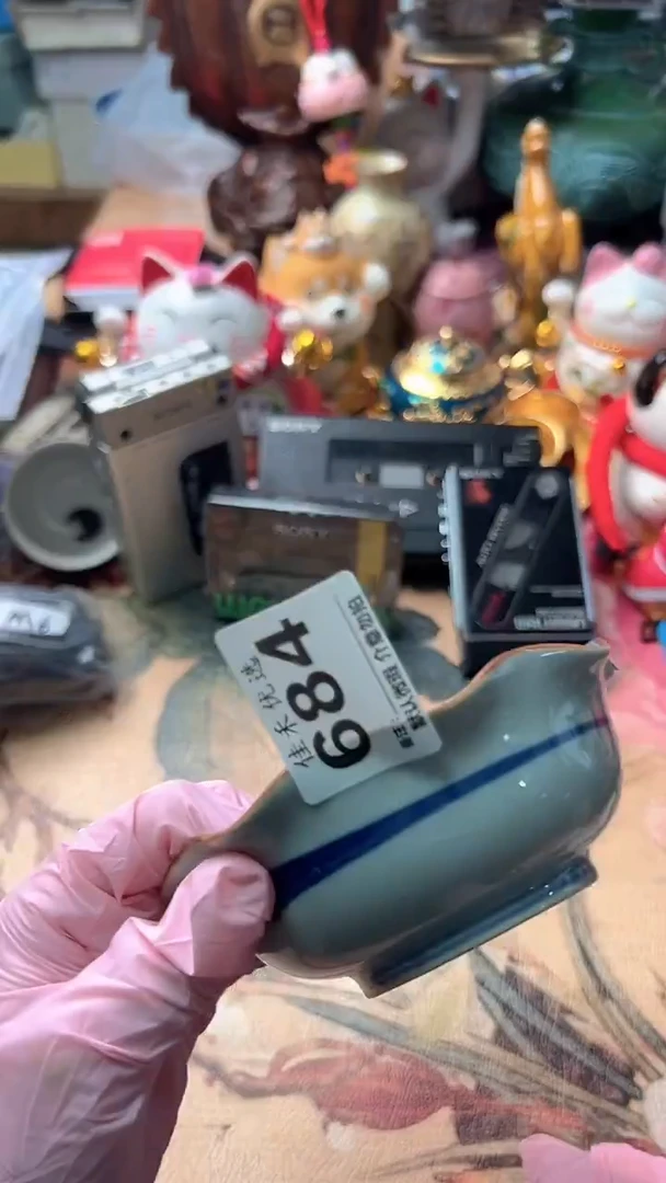 手工艺品琉璃大***、白色蓝色丝线造型瓷器