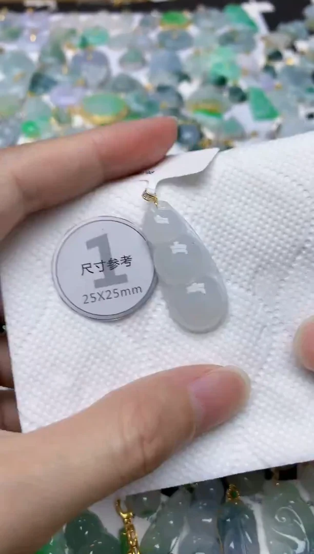 颈饰18K金镶嵌翡翠天然A货翡翠