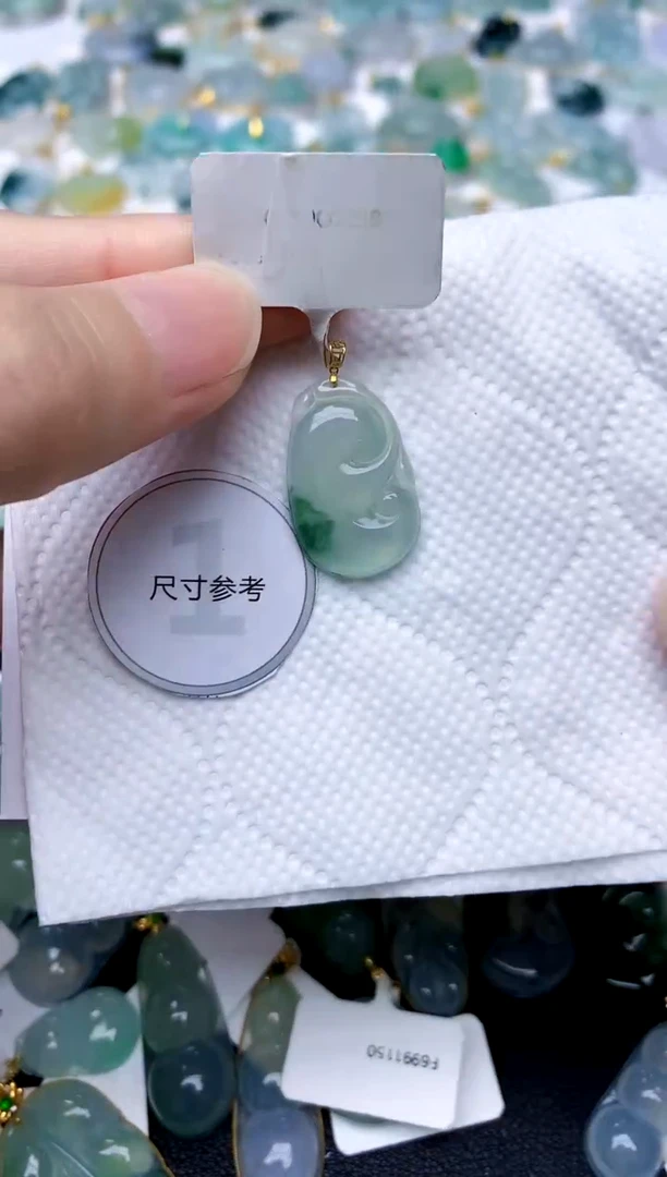 颈饰18K金镶嵌翡翠天然A货翡翠