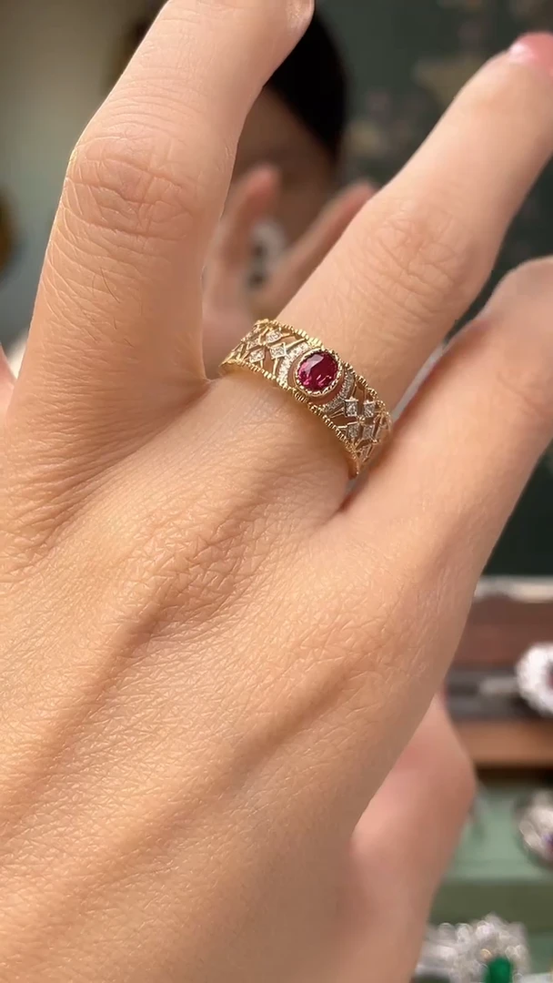 18K金镶嵌戒指红宝石主石：0.37ct