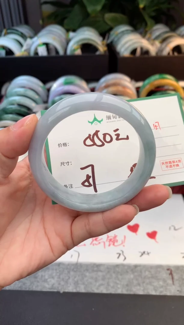 未镶嵌定制翡翠毛货需精细抛光+多人