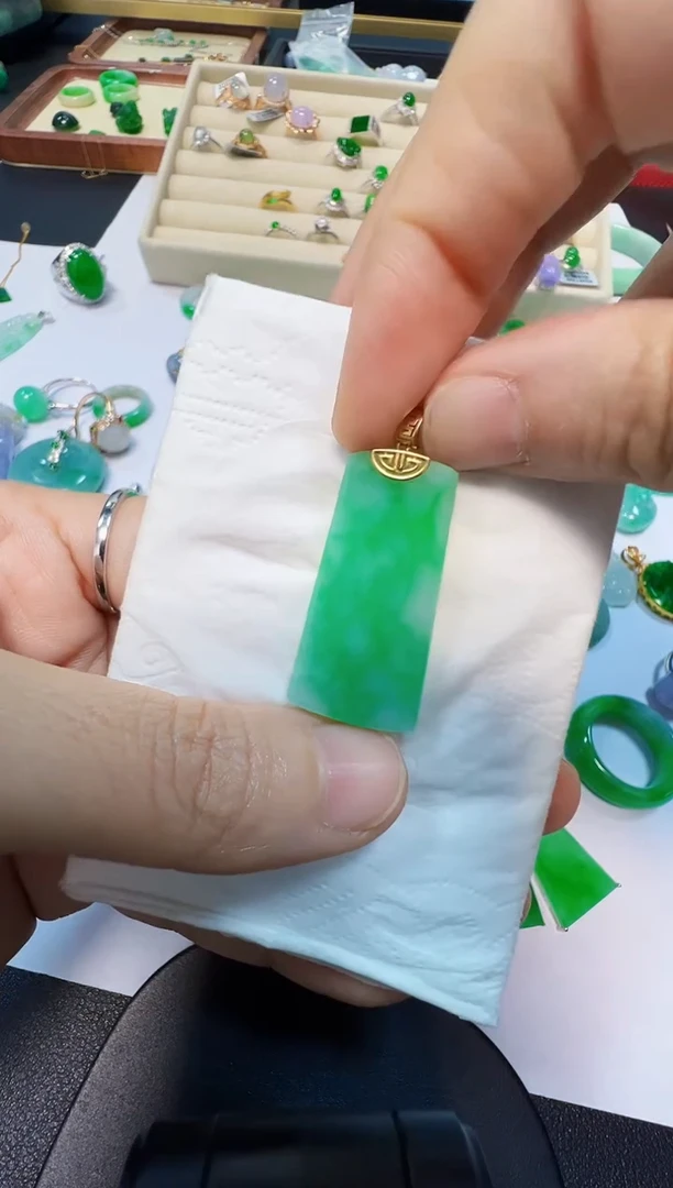 吊坠(不含链)18K金镶嵌翡翠1800