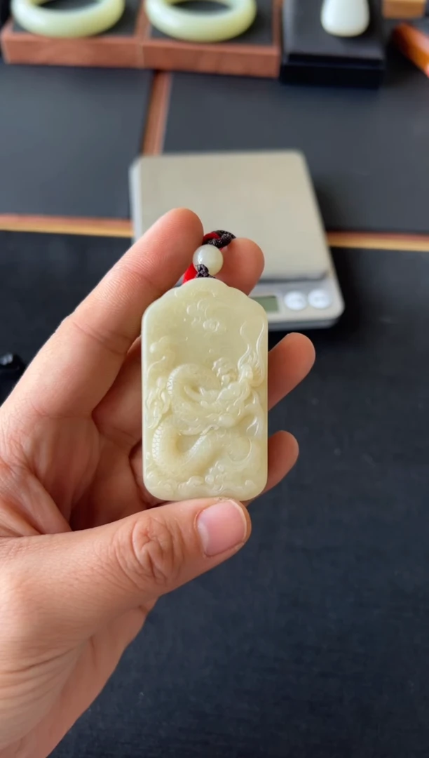 【闪购商品】和田玉吊坠(赠链)未镶嵌且末微色差迪克兰二细