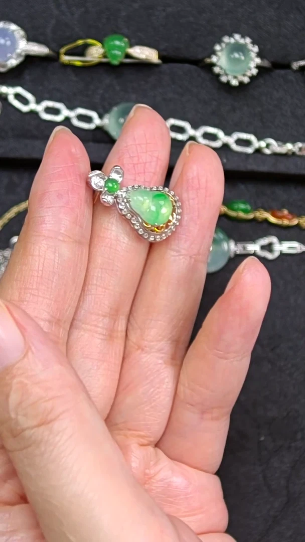 颈饰18K金镶嵌翡翠天然缅甸翡翠吊坠