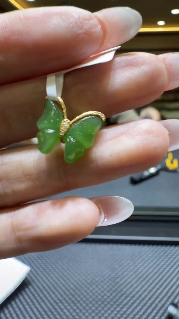 颈饰18K金镶嵌和田玉挂件