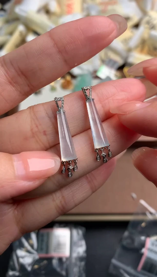 18K金镶嵌挂件翡翠一