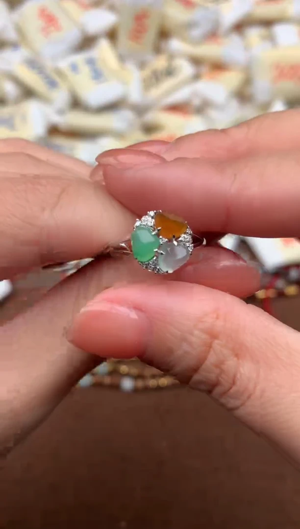 18K金镶嵌挂件翡翠一